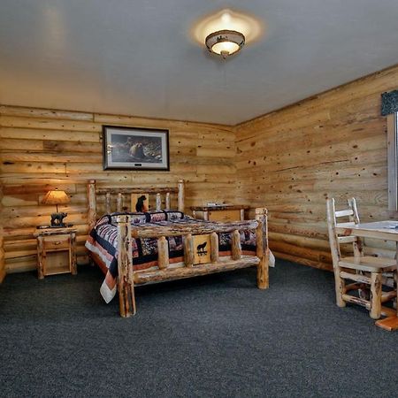 Wolf Den Log Cabin Motel And Rv Park Thayne Экстерьер фото