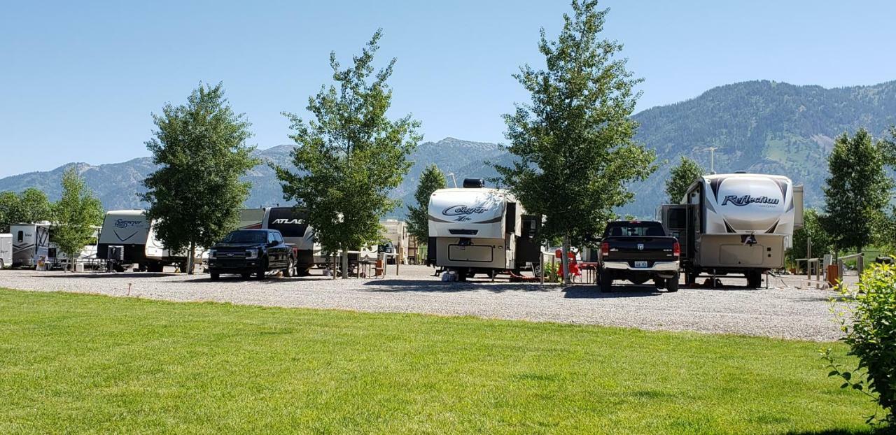 Wolf Den Log Cabin Motel And Rv Park Thayne Экстерьер фото