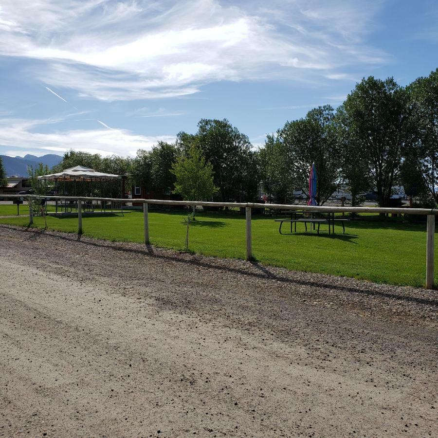 Wolf Den Log Cabin Motel And Rv Park Thayne Экстерьер фото